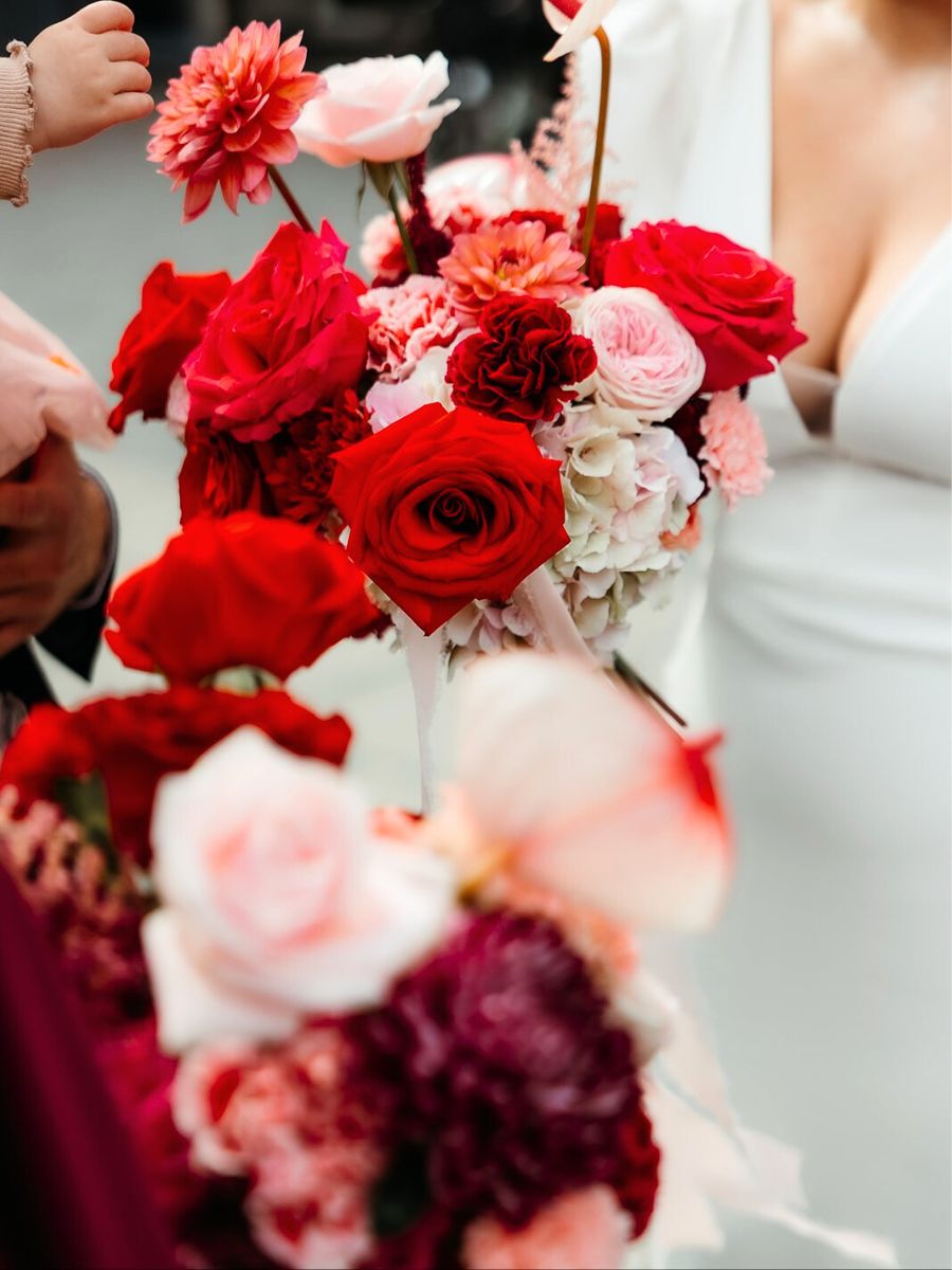 Red tones for a Christmas wedding bouquet