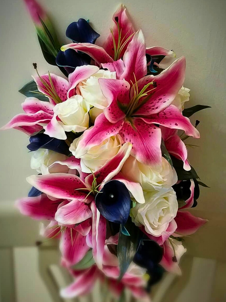 floral bouquet using stargazer lilies alongside roses and calla