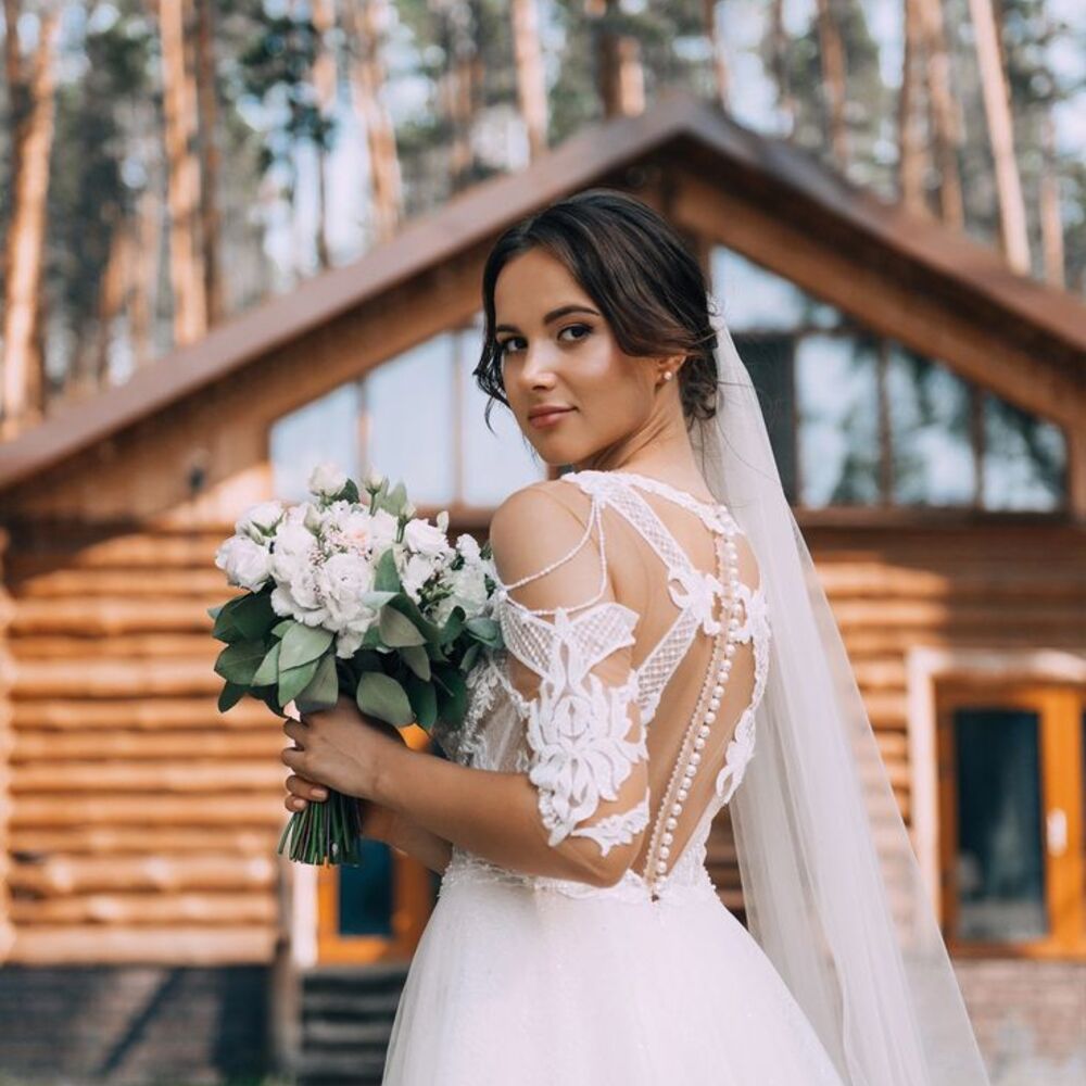  Beautiful bride with white bouquet