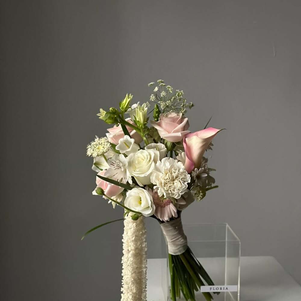  Elegant white and pink bridal bouquet