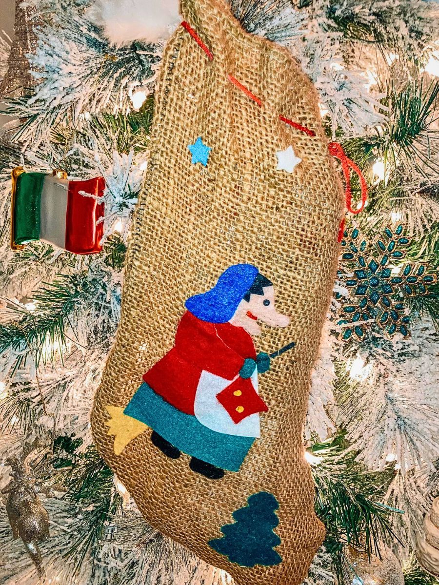 Unique Christmas Floral Arrangements: 10 Festive Traditions From Around the World - Thursd Article