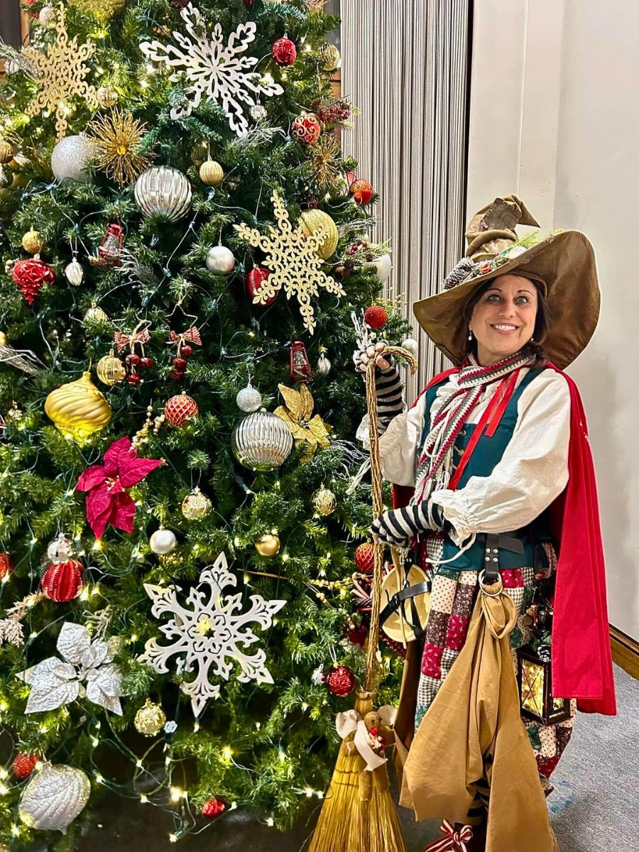 Unique Christmas Floral Arrangements: 10 Festive Traditions From Around the World - Thursd Article