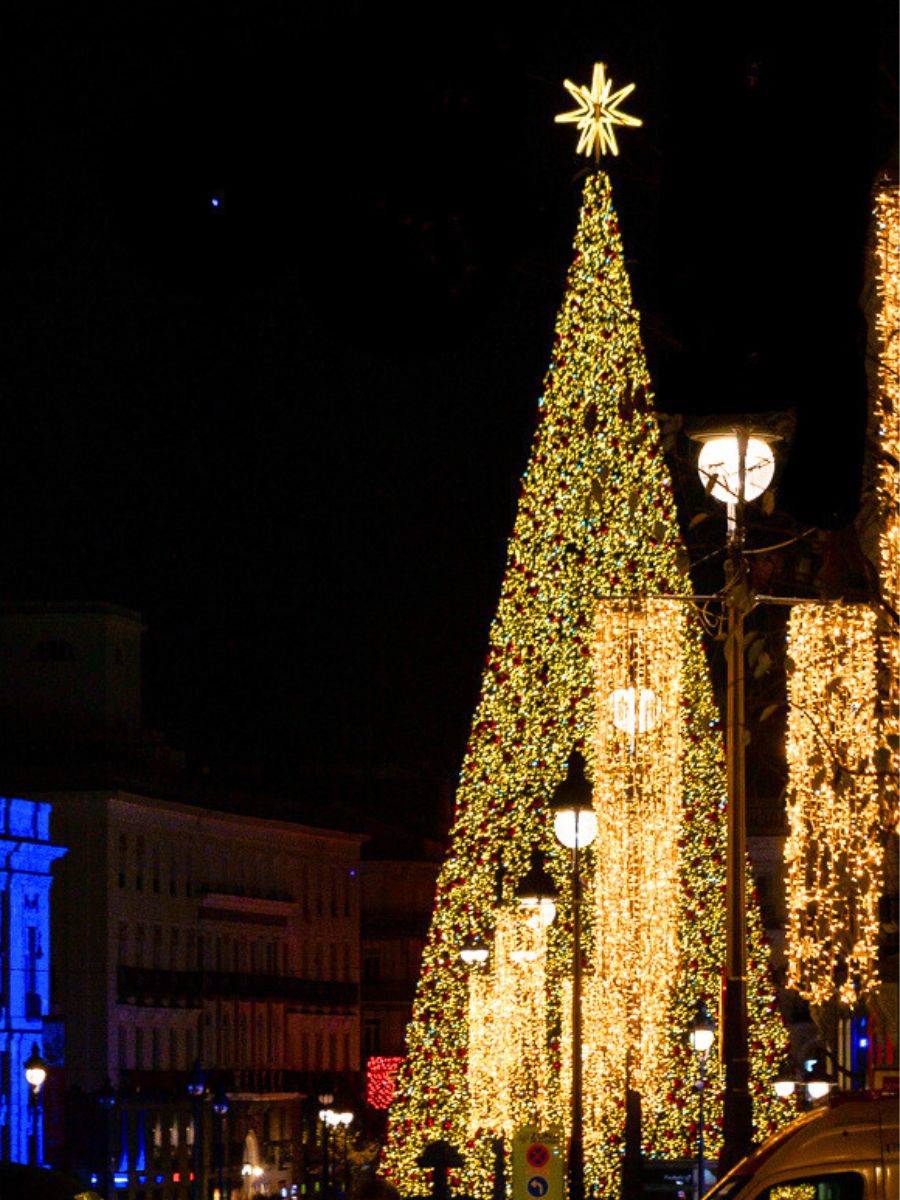 Madrids Christmas tree lit up