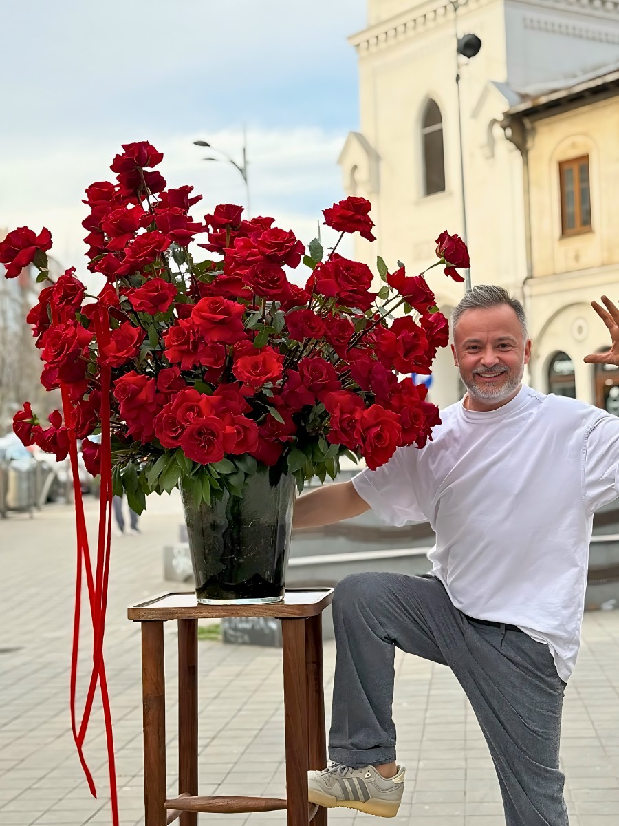Floral designer Nicu Bocancea with a Rose Born Free design