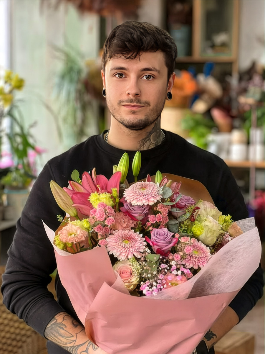 Man with flower bouquet by taniabreaflor