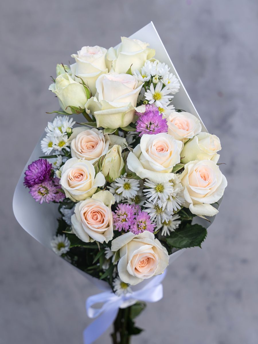 Spray roses in a neutral bouquet for a Christmas gift