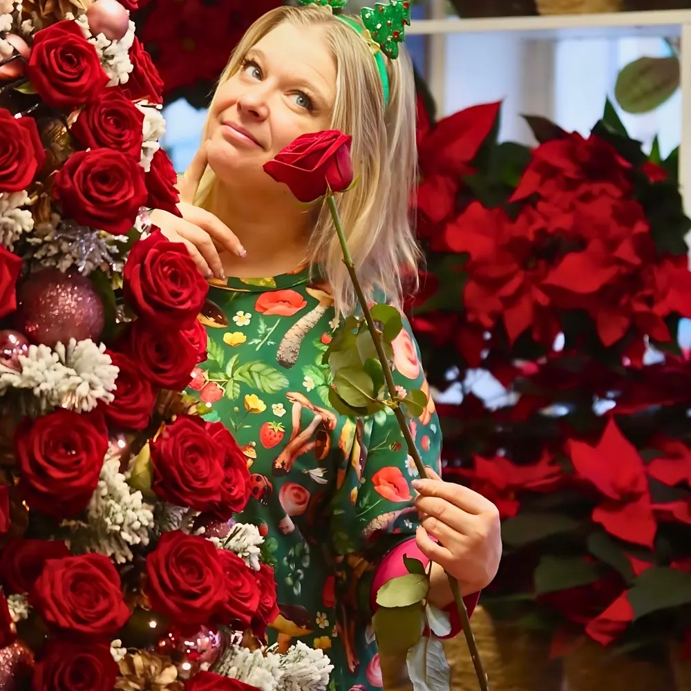 Which Are the Red Roses for Christmas Holidays and Perfect for the Festive Season?