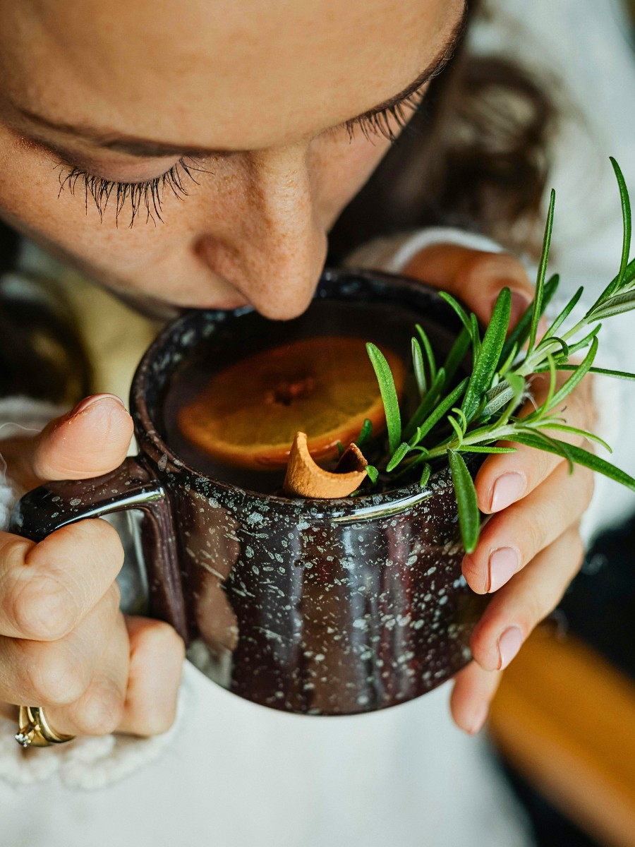 How Holiday Evergreen and Floral Scents Affect Well-Being