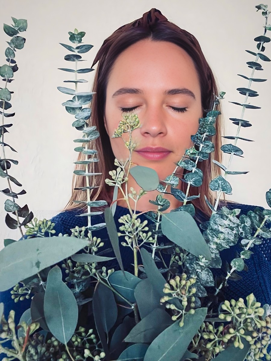 How Holiday Evergreen and Floral Scents Affect Well-Being