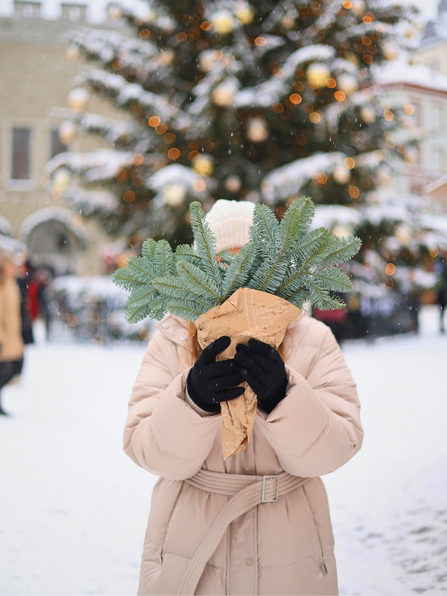 How Holiday Evergreen and Floral Scents Affect Well-Being