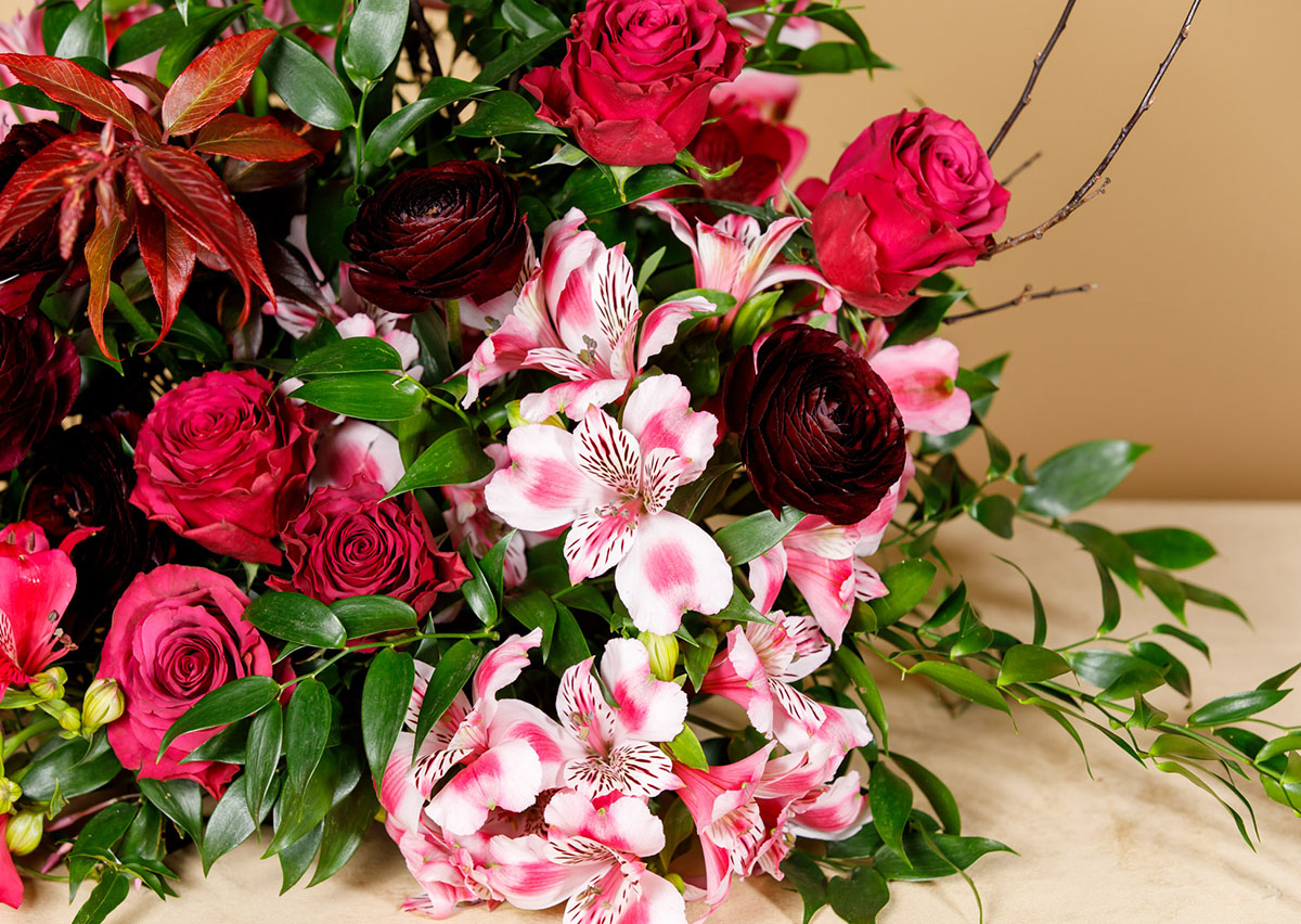 Tesselaar Alstroemeria table design with ranunculus and ruscus