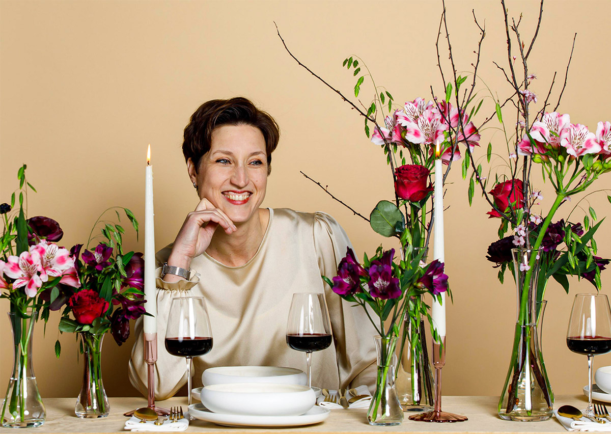 Karolien Tesselaar table with red wine and pink Alstroemerias