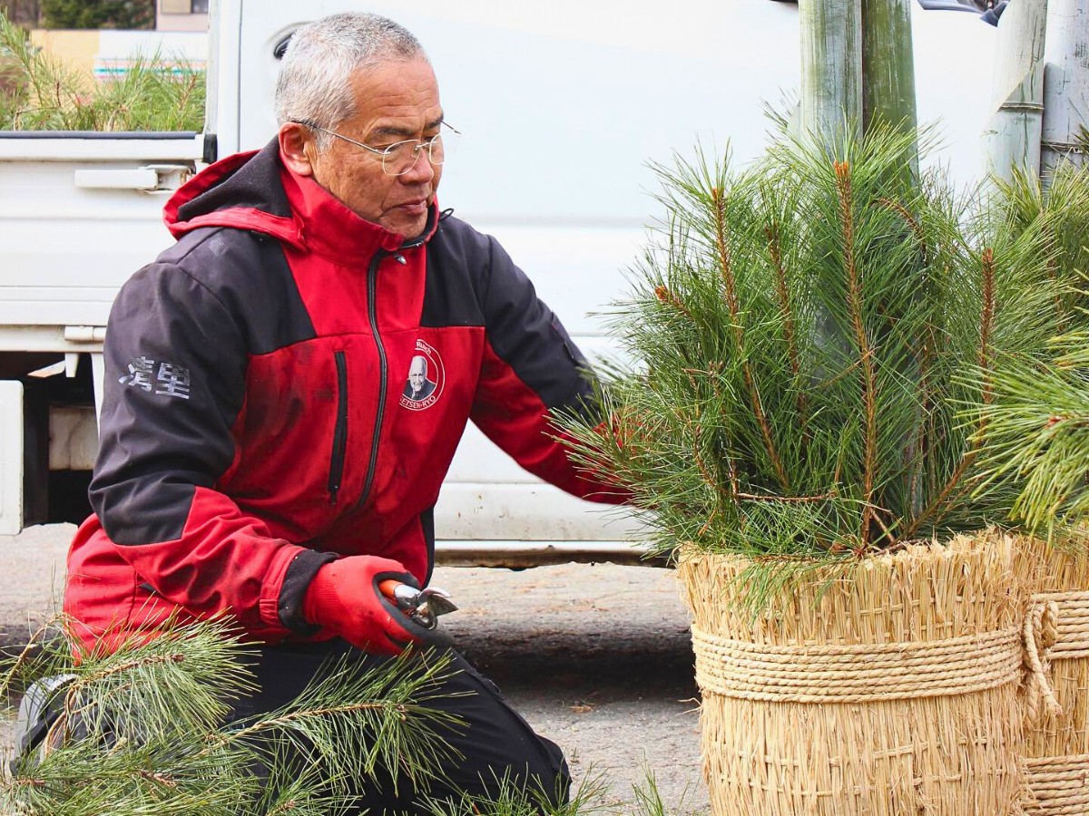 Japanese Floral Arrangements Known as Kadomatsu Teach a Few Lessons on Sustainable Holiday Greenery.