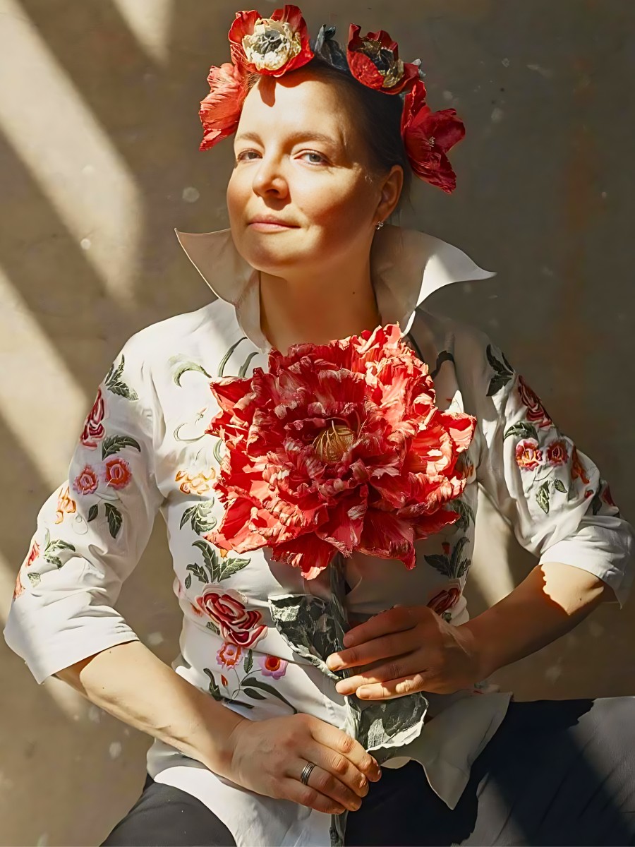 Floral art pieces Flowery Prose Meets Porcelain in Anna Volkova’s Floral Art