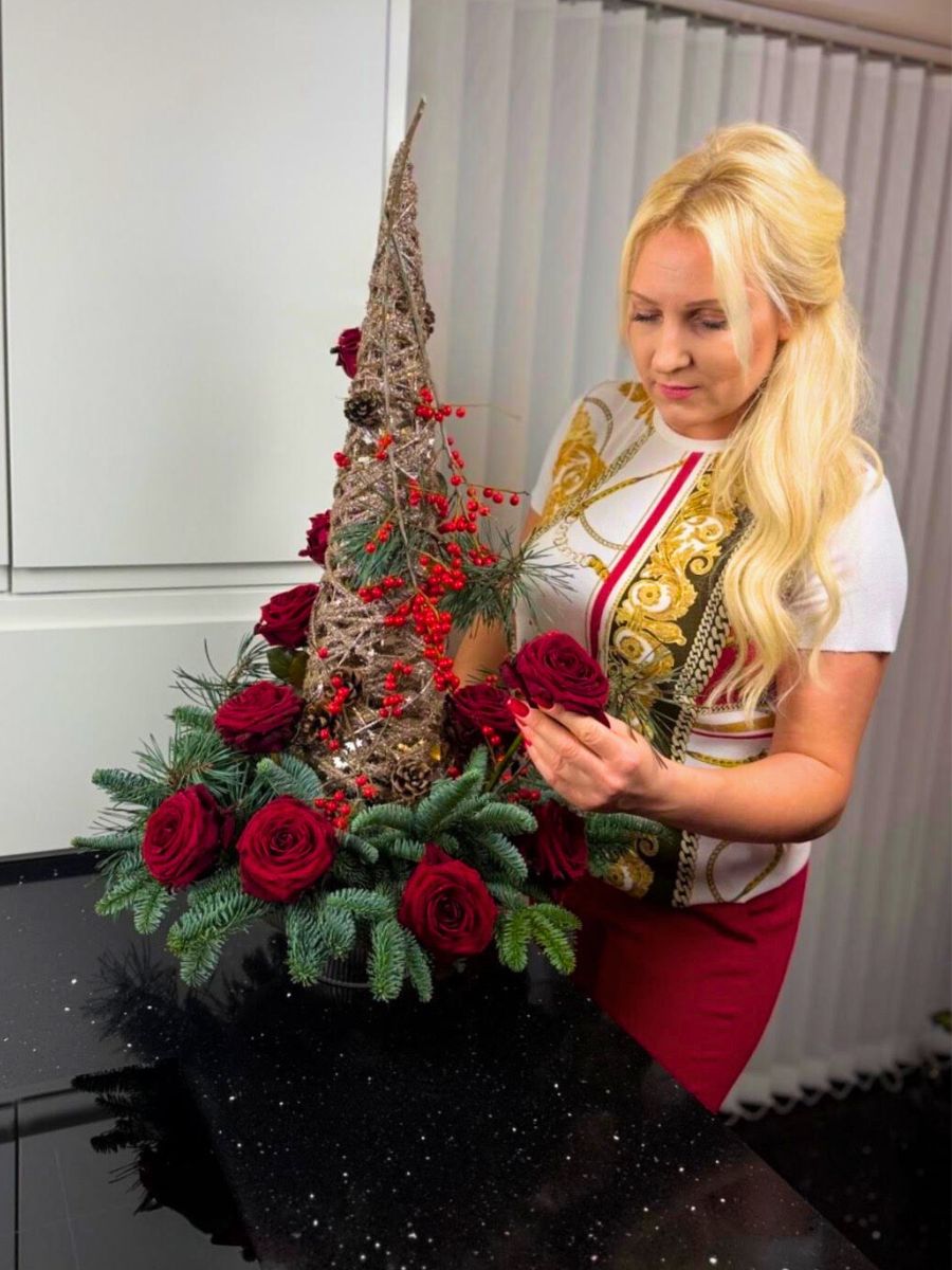 Violeta V.V Flowers Creating Christmas Design With Futura Porta Nova Red Naomi Violeta V.V Flowers Creating Christmas Design With Futura Porta Nova Red Naomi