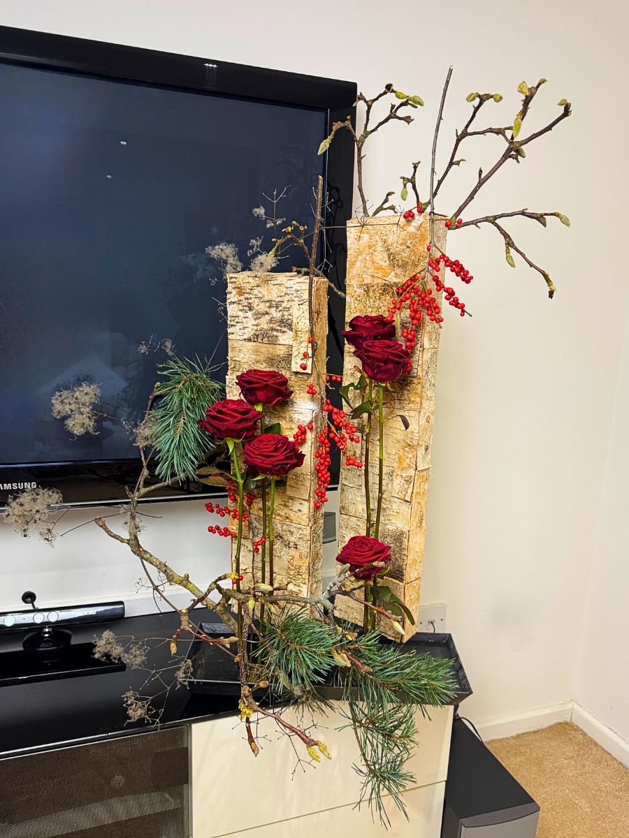 Creative Christmas Design by V.V Flowers Creative Christmas Design by Violeta V.V Flowers With Futura Porta Nova Red Naomi Roses