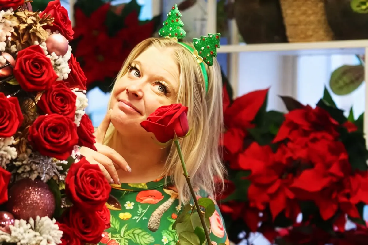 Which Are the Red Roses for Christmas Holidays and Perfect for the Festive Season?