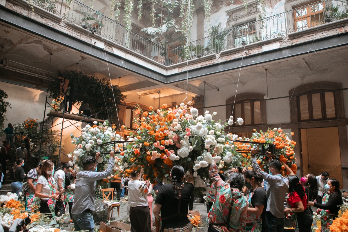 Building a floral installation by Carlota Flower Lab