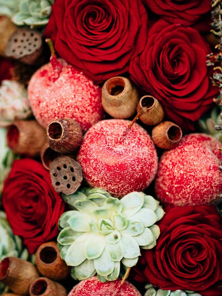 Close Up Christmas Design Claudia Tararache Porta Nova Red Naomi Roses for Christmas