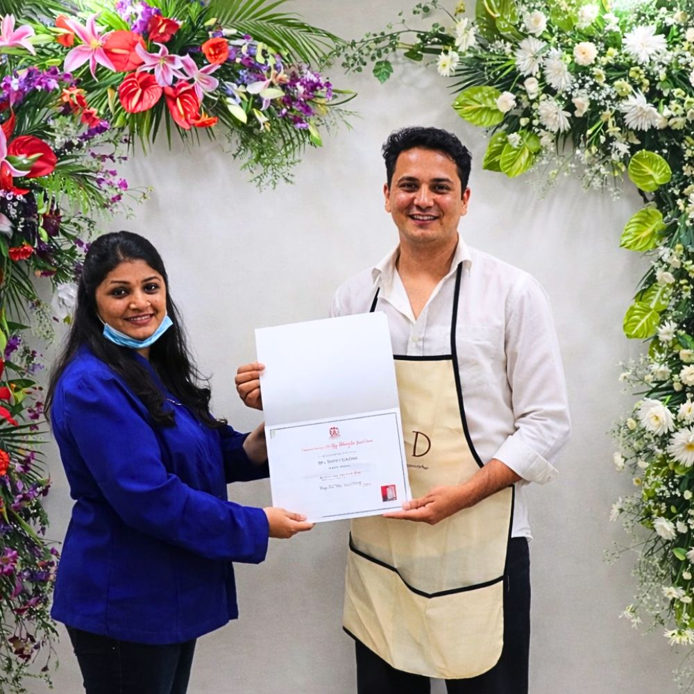 Seema Jhaveri presenting a certificate to an IFD student