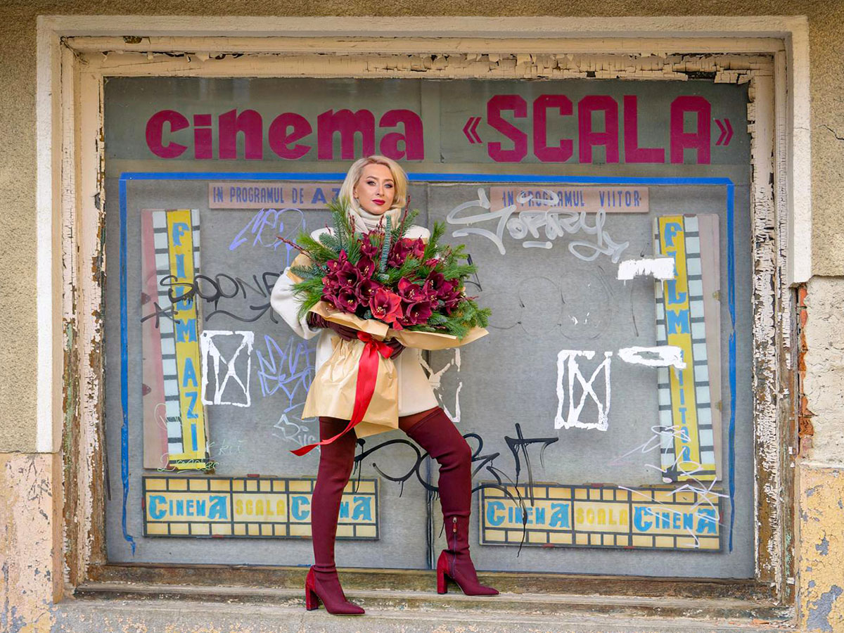 Laura Draghici model with Amaryllis Cinema Scala