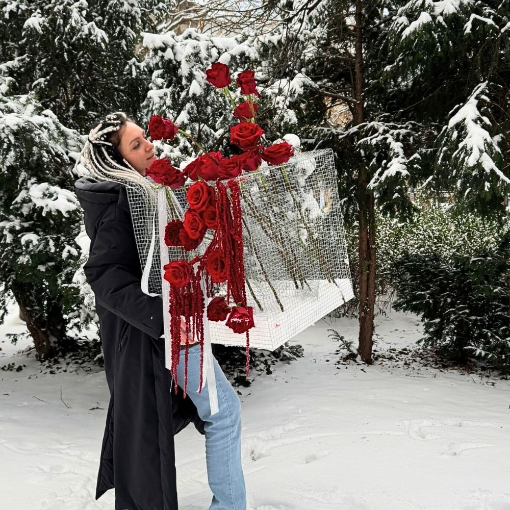 A model holding a frame with the design made by dopamine flower