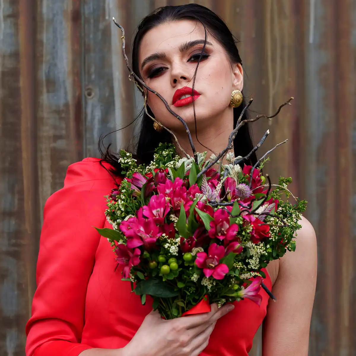 Tesselaar Alstro Nature with red-dressed model feature