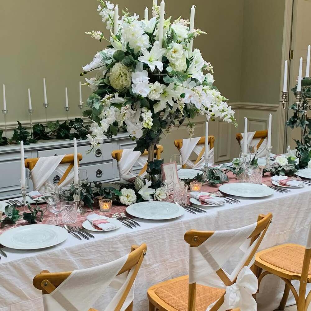 White lilies and roses center wedding table