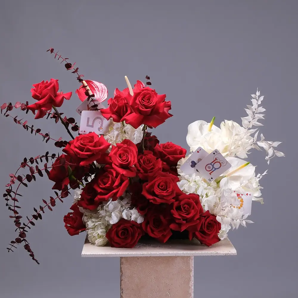 Red and white story-themed floral arrangement Red and white story-themed floral arrangement