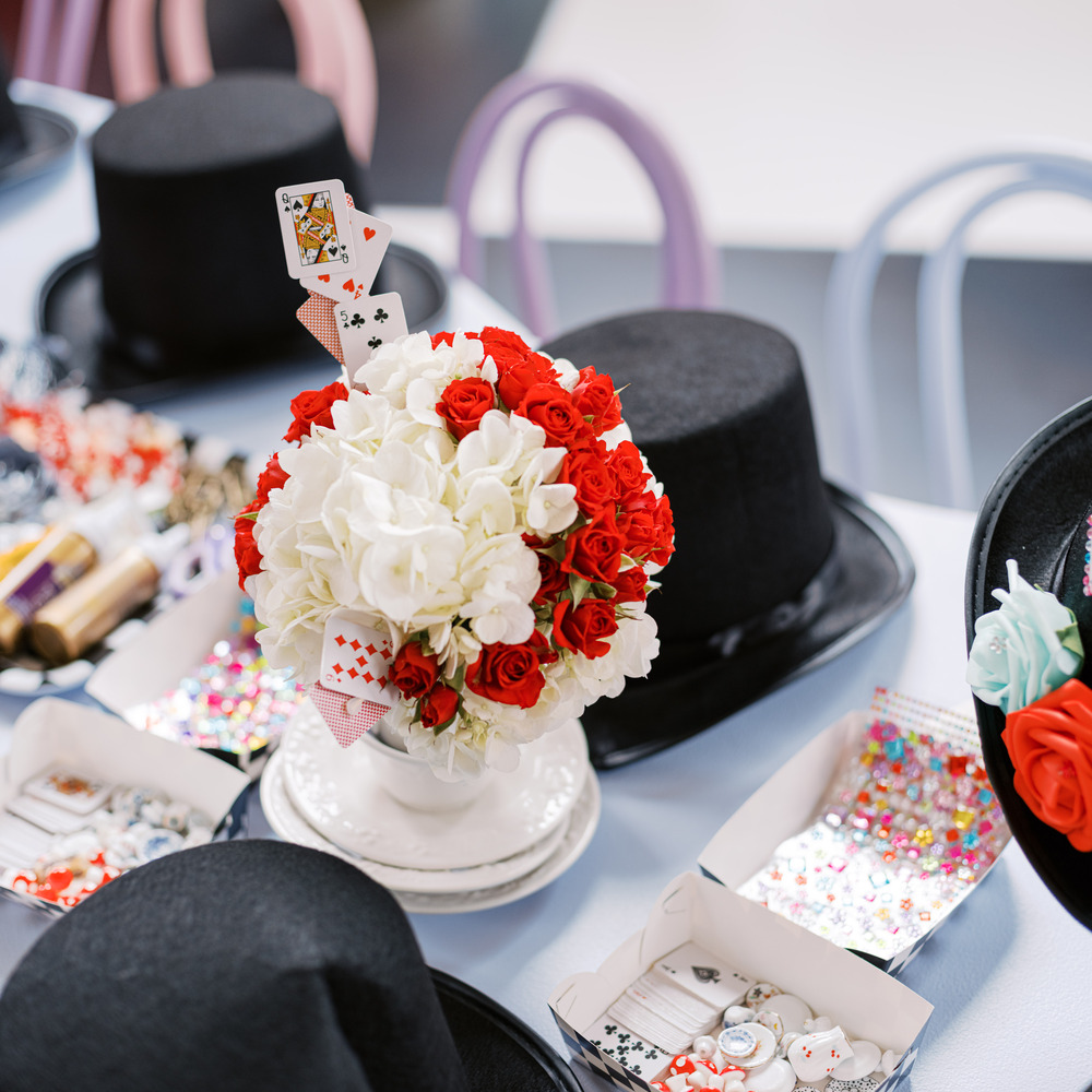 Alice in Wonderland themed table decor Alice in Wonderland themed table decor