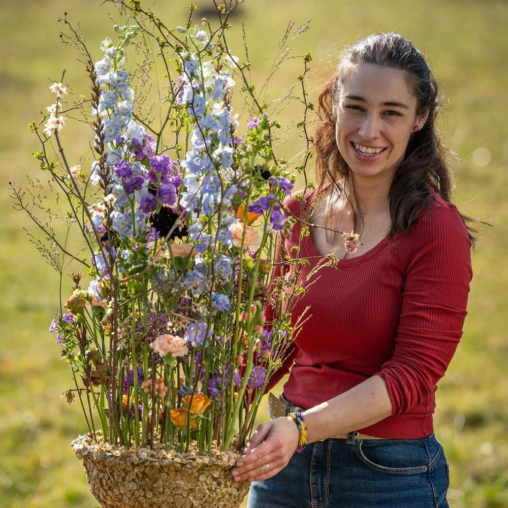 Floral designer Jennifer Mühlbauer with arrangement Floral designer Jennifer Mühlbauer with arrangement