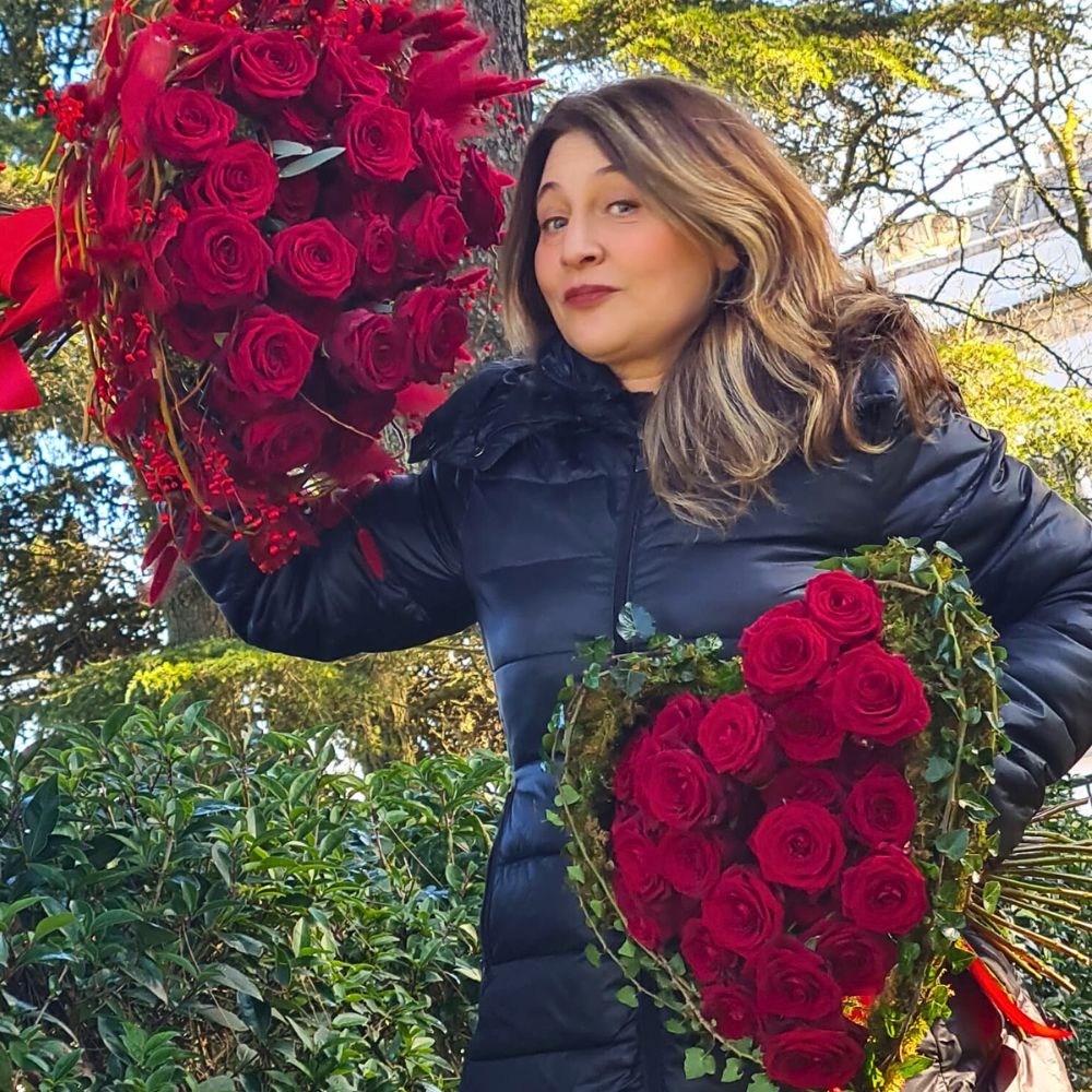 Angelica Lacarbonara With Red Naomi Roses