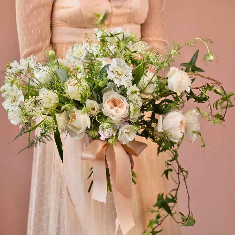 The magical touch of @alina_neacsa brings our garden roses to life in this lush, intricate and fresh bouquet of white and green. Showcasing glimmers of the beautiful Purity (Ausoblige) in elements of classic and garden styles