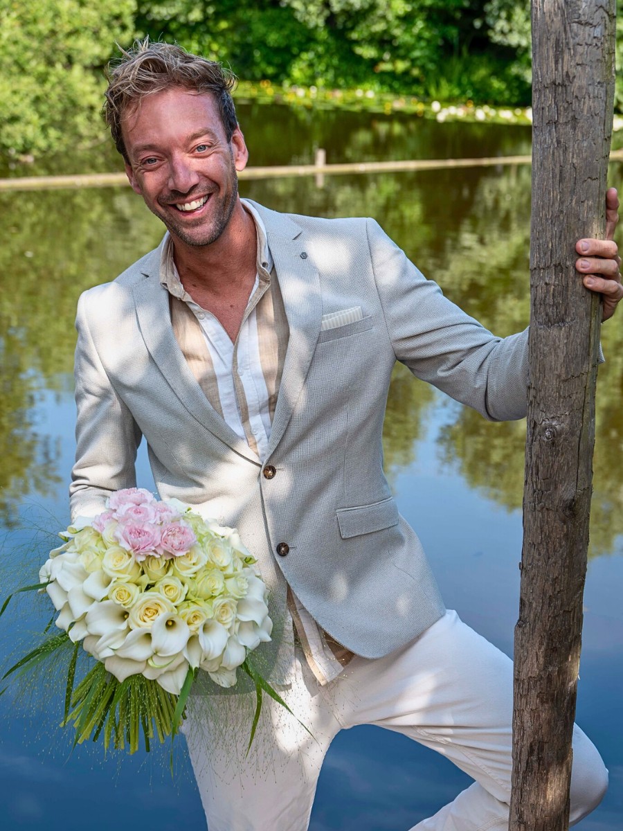 a wedding bouquet designed with fresh flowers - a classic Biedermeier Bouquet designed using flowers from Dummen Orange. Layers of refined Calla Crystal Clear, graceful Snowstorm+ Rose, and textured Bridal Damascus+