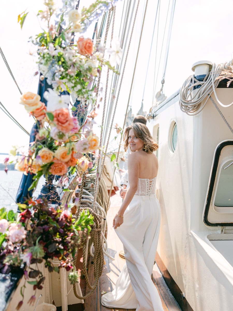 The bride Marginpar’s Flowers in Sylvia Hartmann’s Designs for a Love Story on a Boat