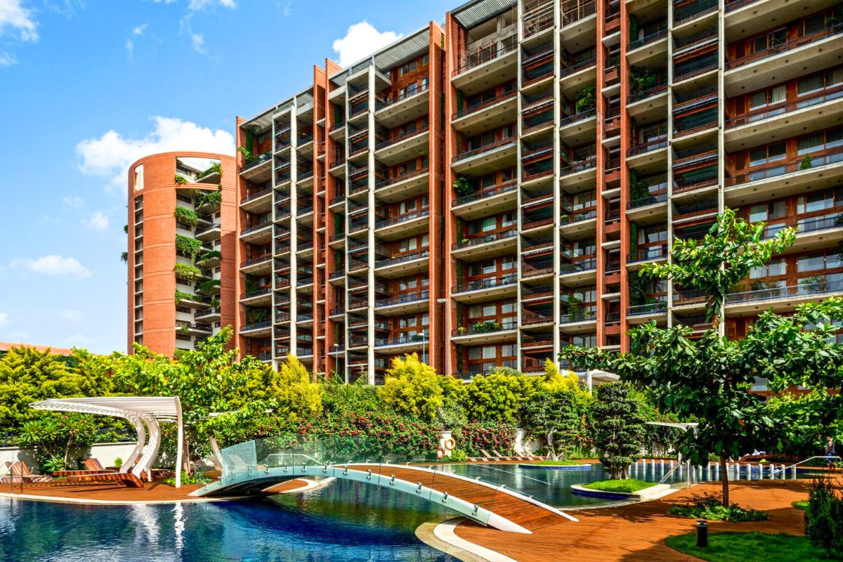 Building with a green space