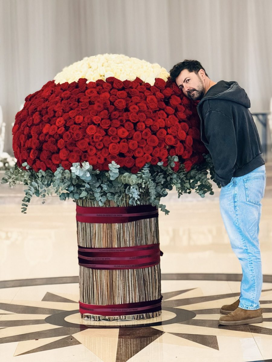 Andrei Bindea 1001 Roses Bouquet hug Andrei Bindea 1001 Roses Bouquet hug