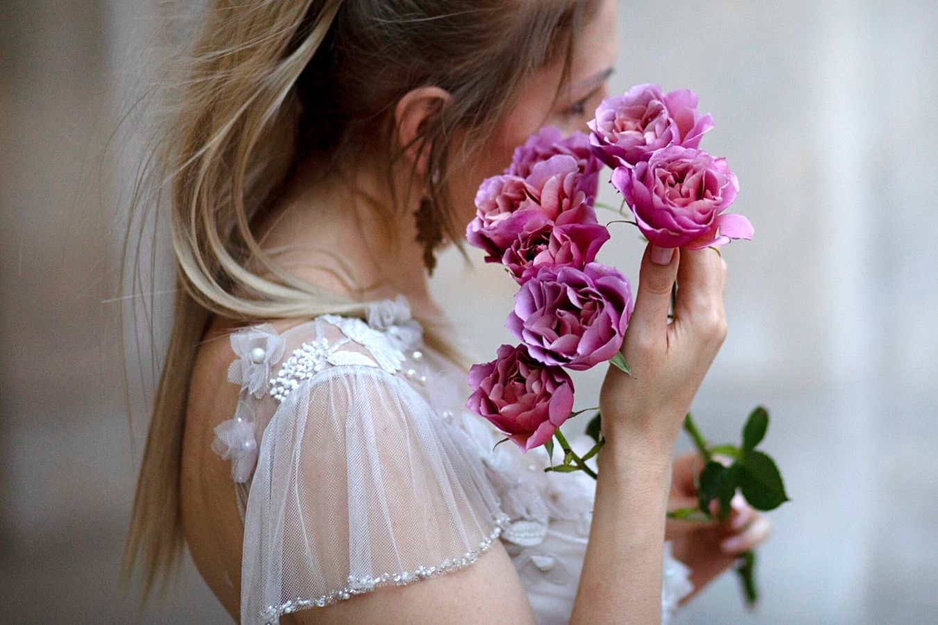 Alina Neacsa holding a Wabara Aoi Rose wedding bouquet on Thursd