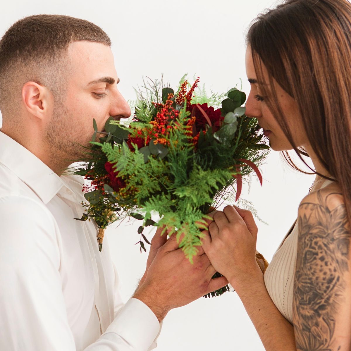 A couple with a bouquet of preserved flowers by Verdissimo