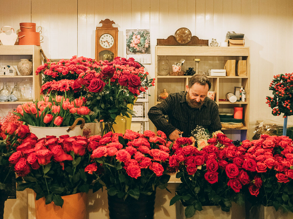 Michal Bursig florist red roses and tulips
