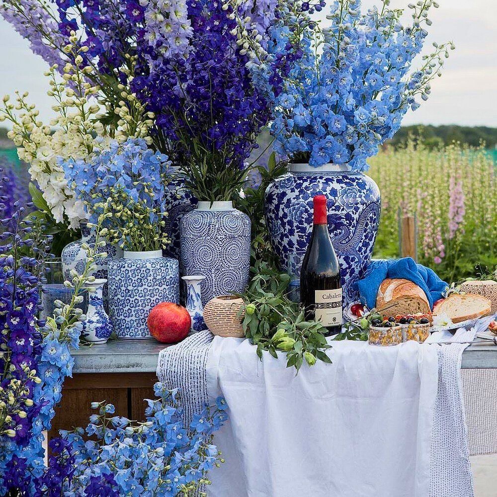 On International Color Day, the floral world comes alive in a particularly meaningful way. Florists often design special seasonal arrangements inspired by the color story of spring.