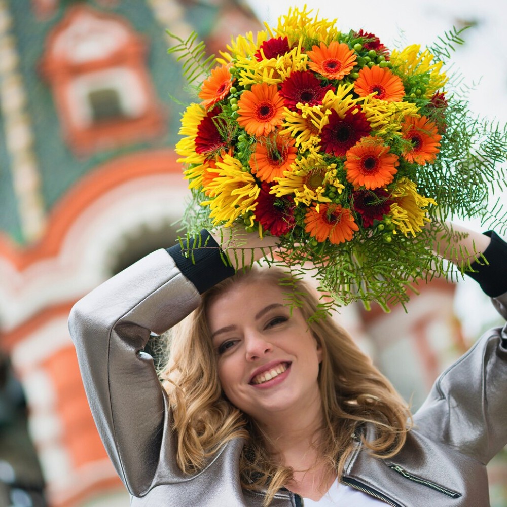 What makes International Color Day so special is that it asks us to do something genuinely simple: notice. Notice the way the morning light turns a white peony the faintest shade of gold. 