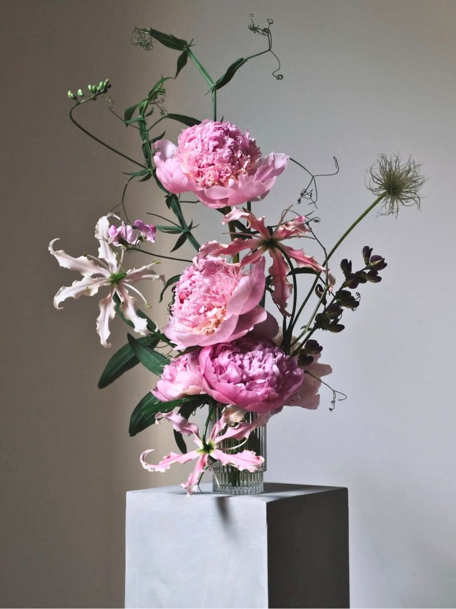 Floral composition in Ikebana form by Eriko Nagata Floral composition in Ikebana form by Eriko Nagata