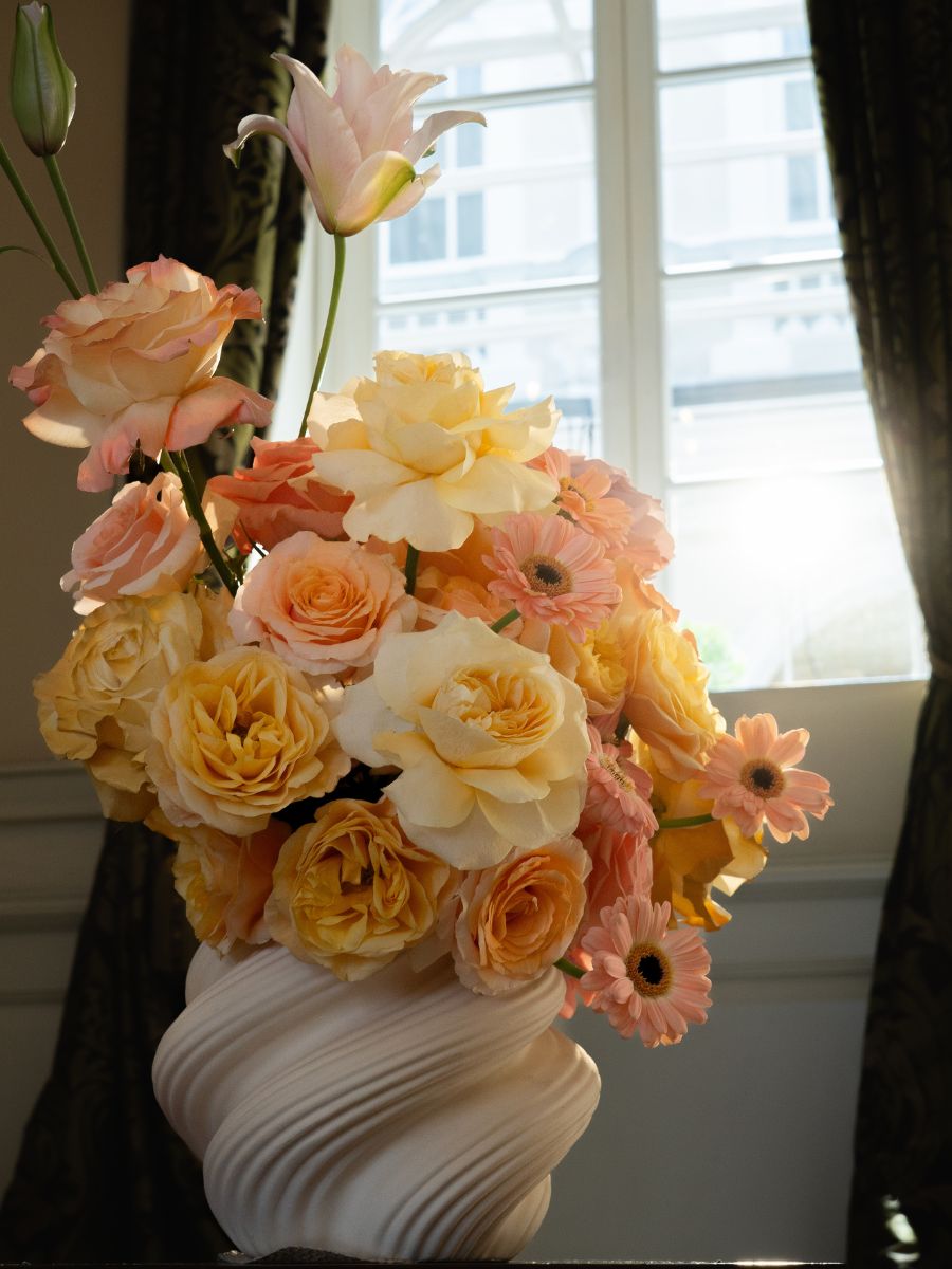 Beautiful neutro and peach color arrangement