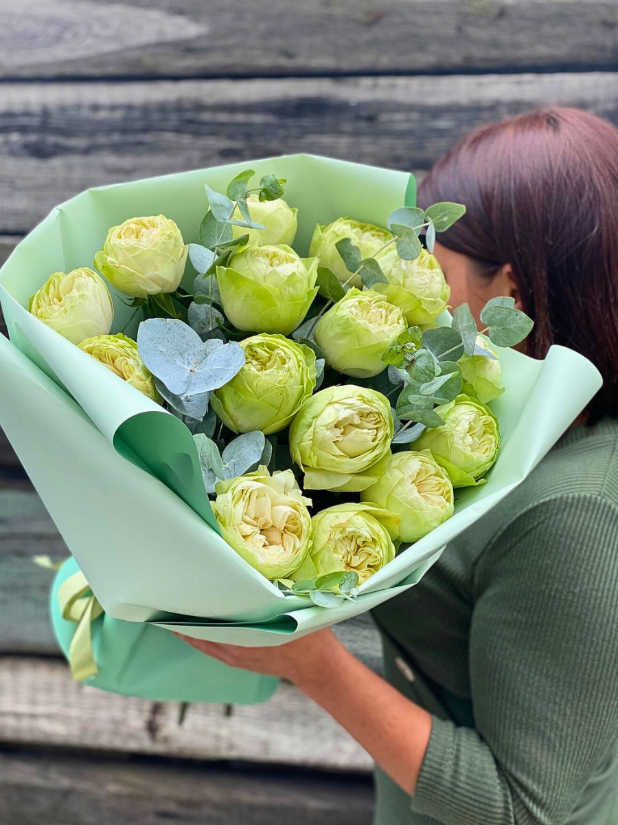 Fontana&rsquo;s Rose White Kahala Is a Perfect Muse for Your Spring Season Designs