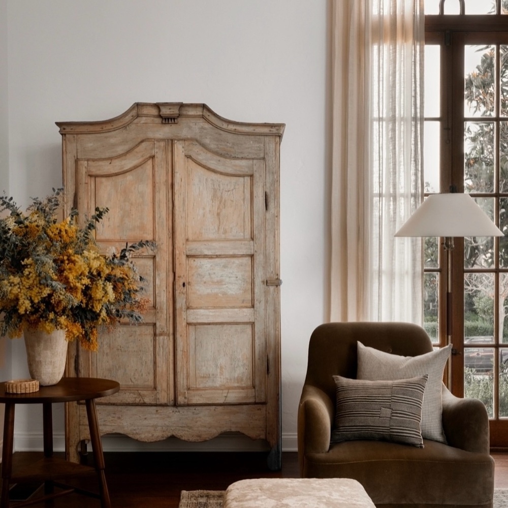 lower bouquet near wardroble