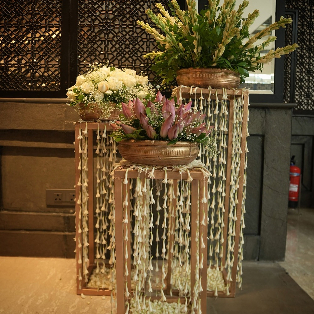 Flower showcasing stand