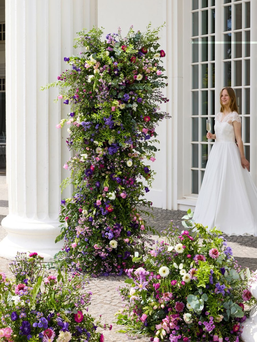 Are sustainable wedding flowers more expensive than conventional ones? Not necessarily. Locally grown, seasonal flowers often cost less than imported varieties because they haven't traveled long distances or required expensive cold-chain logistics.