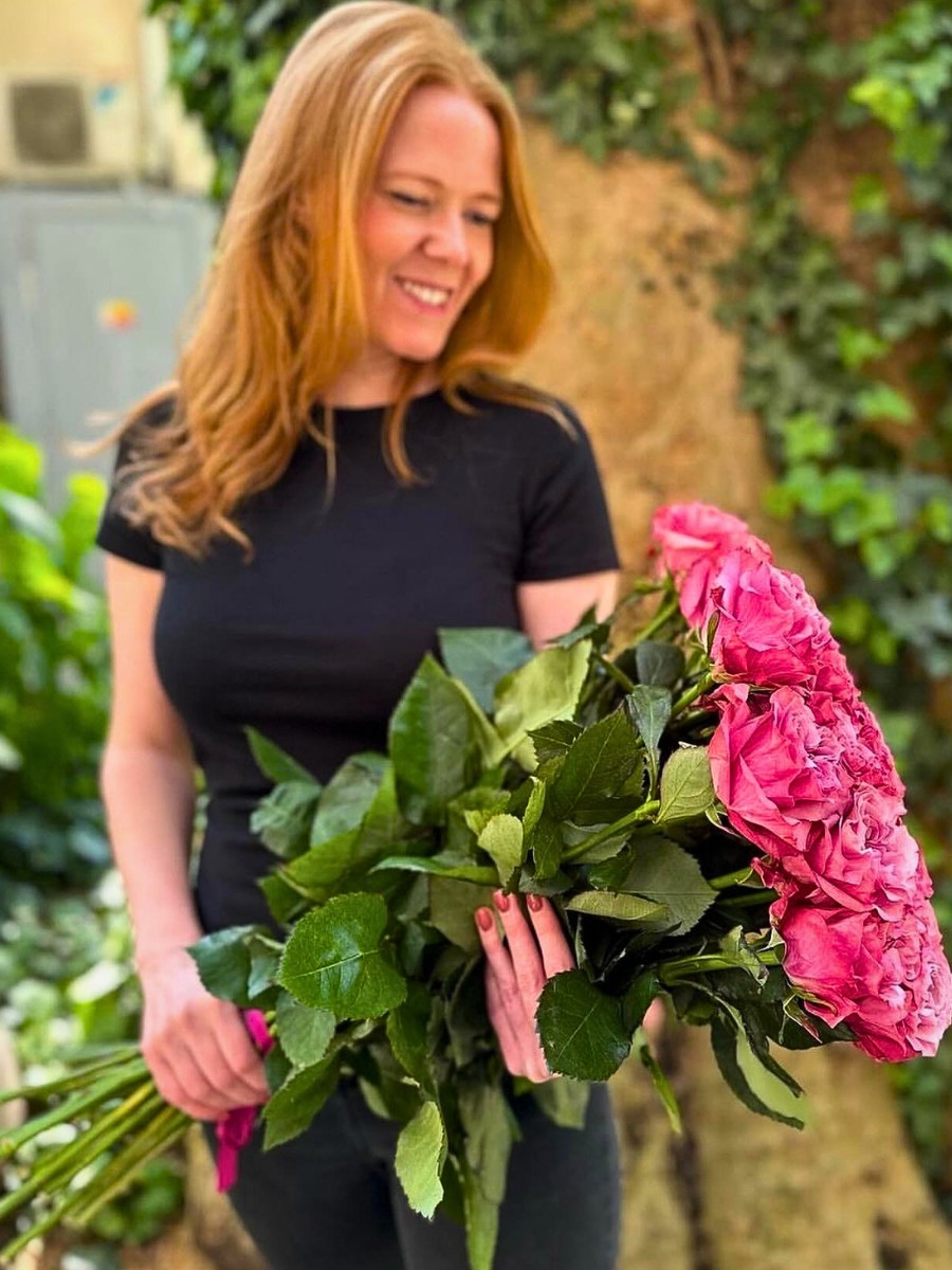 Fontana Flowers&rsquo; Rose Country Blues Is a Garden-Type Gem That Radiates a Vintage Charm in Designs