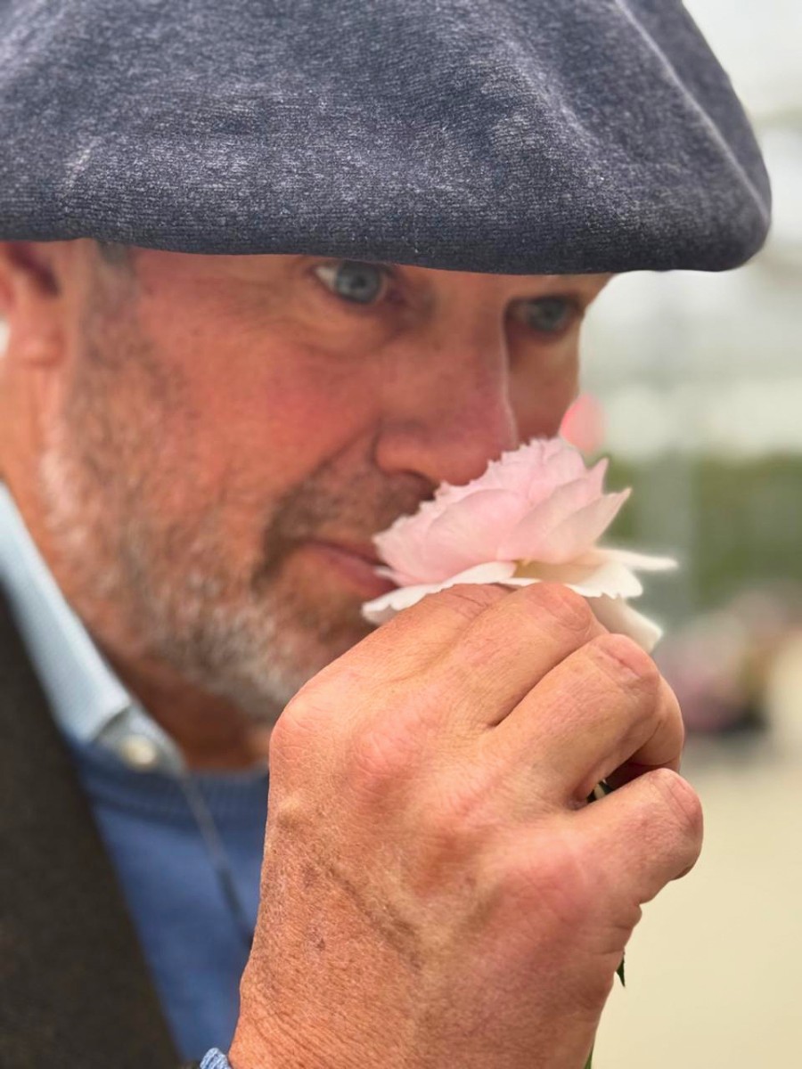 Why Do Flowers Smell Good? The Science Behind Floral Fragrance